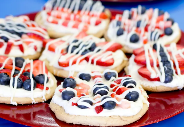 15 Festive & Fun Fourth of July Snacks Kids Will love 12 fruit pizzas 3 e1503369872698