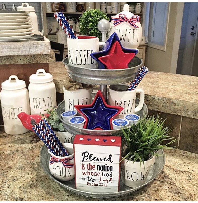 30 Tiered Tray Displays For July 4th That You'll Love 25 25
